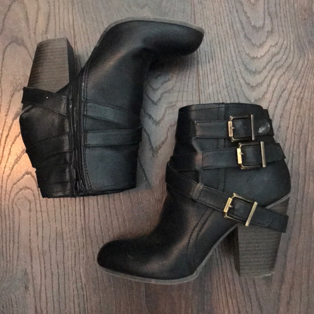 Black Fergalicious heeled booties by Fergie 💋